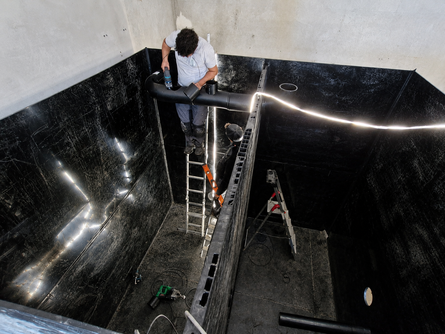 Soudure d'un bassin PEHD en cours de fabrication